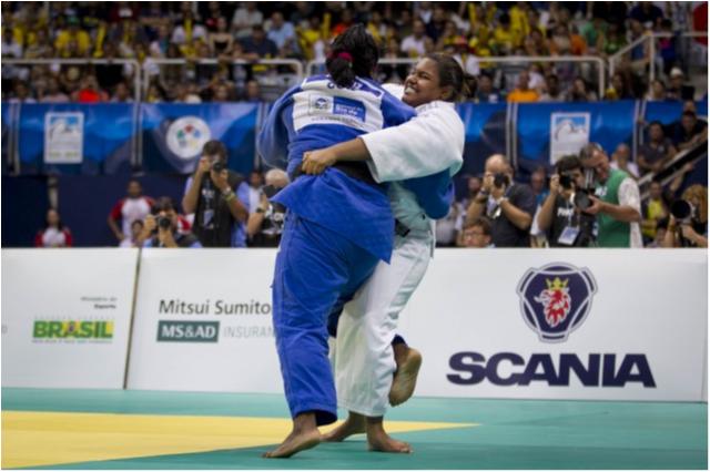 The Brazilians Board to the GP from Abu Dhabi 