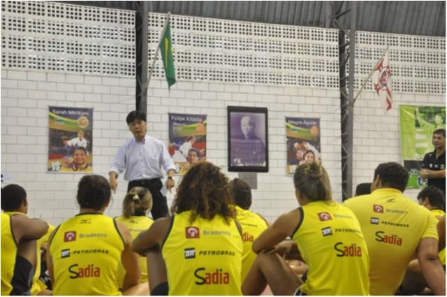 Referee Edson Minakawa holds a lecture about the new rules for the National Team