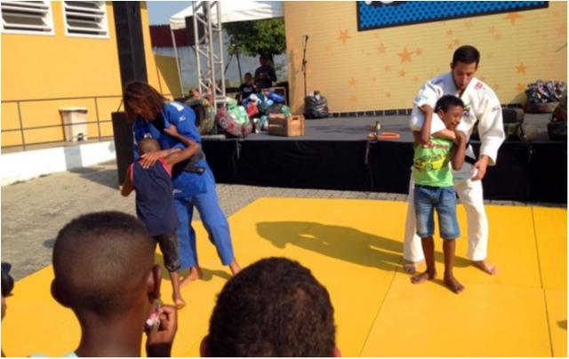 No Dia das Crianças, campeã Rafaela Silva dá aula de judô durante evento