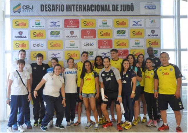 Delegações de Brasil e Itália visitam CPJ na véspera do Desafio
