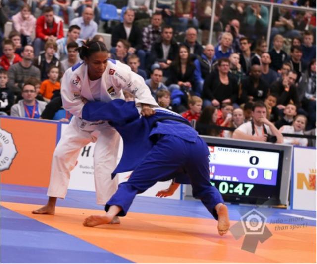Reforçando equipe suíça, Érika Miranda é vice-campeã europeia de clubes