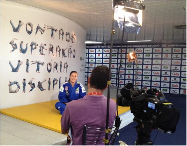 Mayra Aguiar visita CBJ e grava entrevista para rede de televisão
