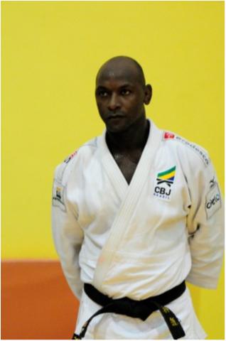 Técnico da seleção, Mario Sabino recebe homenagem em Bauru