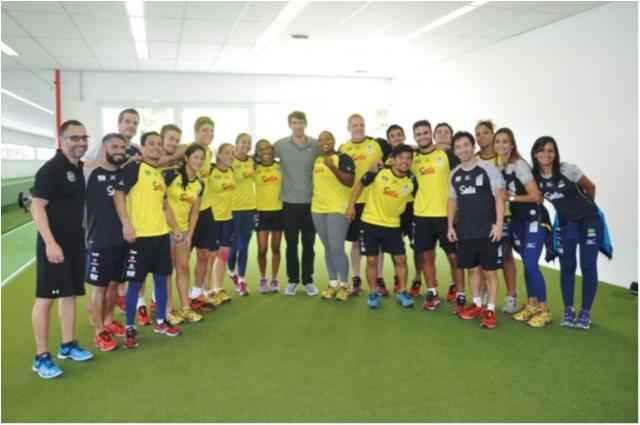 Seleção tem encontro surpresa com Michael Phelps