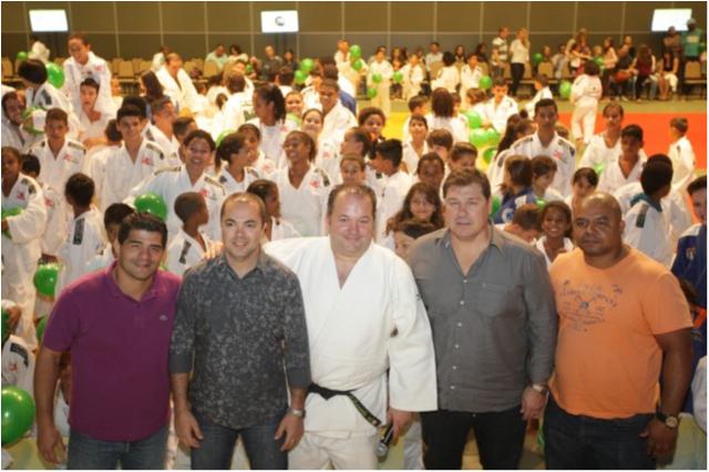 Judocas medalhistas olímpicos realizam atividades com 600 crianças em Ribeirão Preto