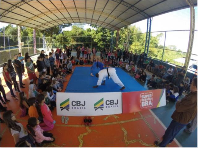 Tour Lotação Esgotada leva judô para escolas públicas de São José-SC