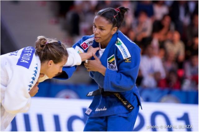 Depois do bronze no Mundial 2015, Érika Miranda sobe no ranking e chega à terceira posição entre as meio-leve