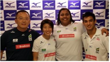 Mizuno recebe atletas da seleção para confecção de uniformes personalizados