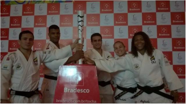 Equipe brasileira visita o palco do Super Desafio BRA e conhece a Tocha Olímpica Rio 2016