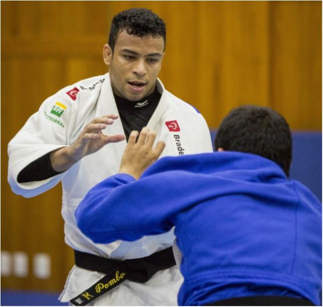 Recuperado de lesão, Alex Pombo retorna aos treinamentos 