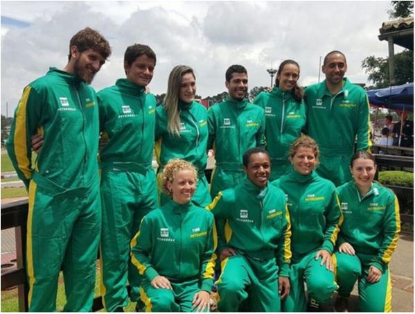 Mayra Aguiar pilota kart em ação da Petrobrás