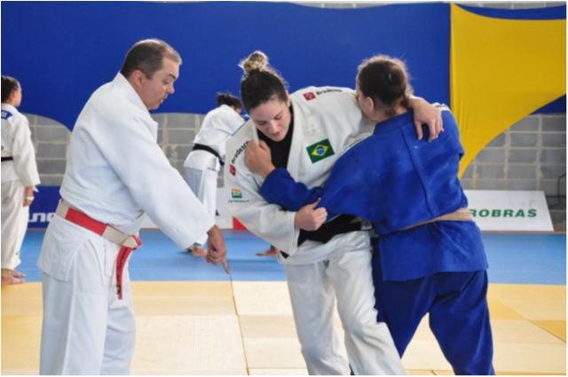 Rogério Sampaio e sensei Michiharu Sogabe visitam seleção em Pindamonhangaba
