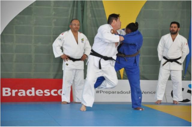 Aurélio Miguel vai ao tatame em treinamento da seleção