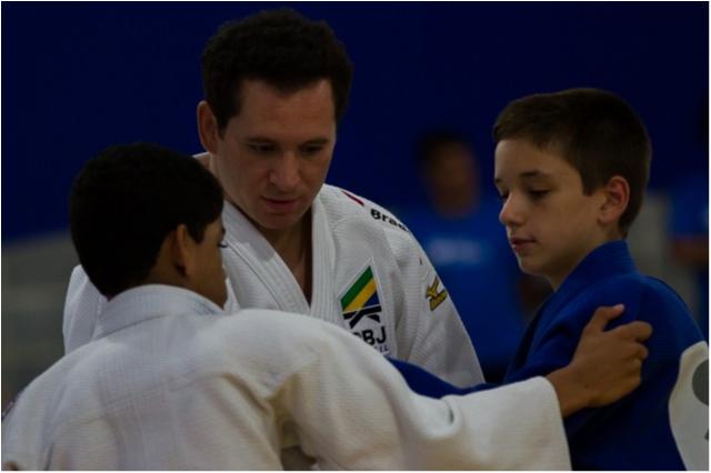 Tiago Camilo participa de treino e inspira seleção dos Jogos Escolares