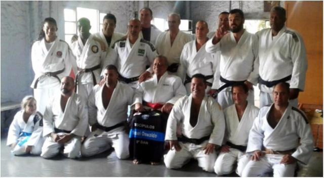 Ex-alunos homenageiam sensei mais graduado do Rio Grande do Sul com treino surpresa