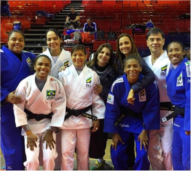 Com reforço de Érika Miranda e Ketleyn Quadros, seleção treina em Paris para próximas etapas do Circuito Mundial
