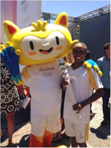 Érika Miranda apresenta uniforme do revezamento da Tocha Olímpica Rio 2016