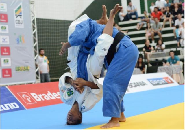 Rafaela Silva é homenageada pela Universidade Estácio de Sá