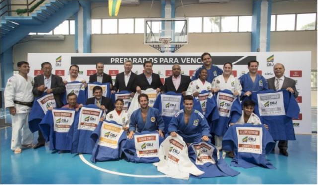 Medalhistas olímpicos recebem homenagem da CBJ durante treinamento da seleção brasileira