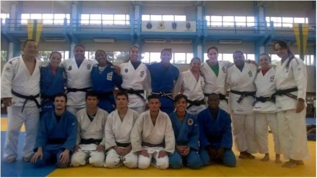 Seleção feminina tem apoio especial de meninos das classes juvenil e júnior