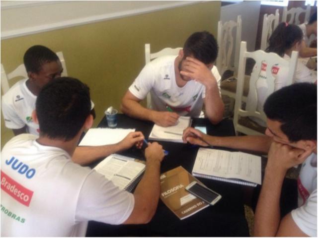 Equipe juvenil do Brasil leva escola para dentro da concentração