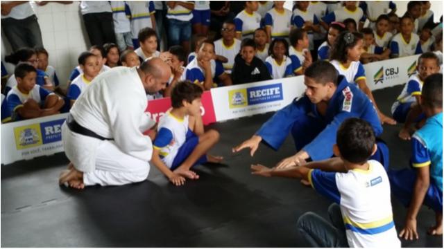 Projeto Lotação Esgotada promove clínicas de judô para cerca 2500 estudantes de Recife