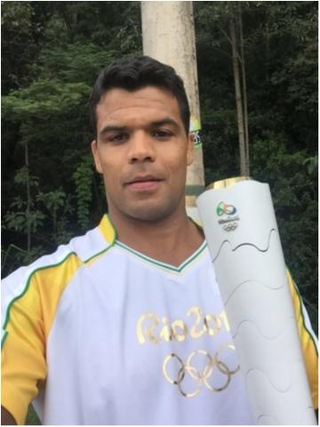 Judocas carregam tocha olímpica em Minas Gerais