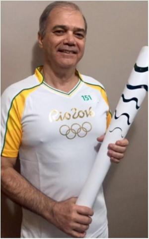 Presidente Paulo Wanderley Teixeira conduz Tocha Olímpica em Vitória