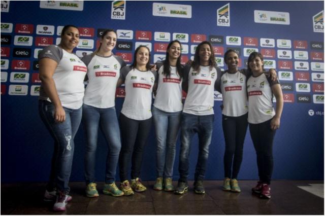 Equipe olímpica feminina embarca para a França para período de treinamentos