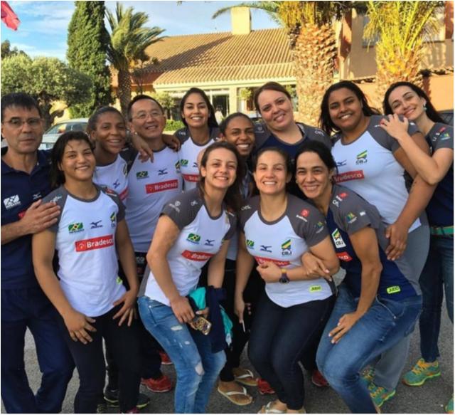 Seleção olímpica feminina recebe visita de prefeito de Perpignan depois de treino