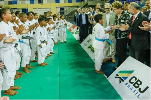 Em visita ao Centro de Treinamento da CBJ, Dilma Rousseff recebe quimono do Avança Judô