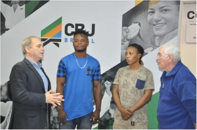 Judocas do Time de Refugiados visitam sede da CBJ, no Rio de Janeiro