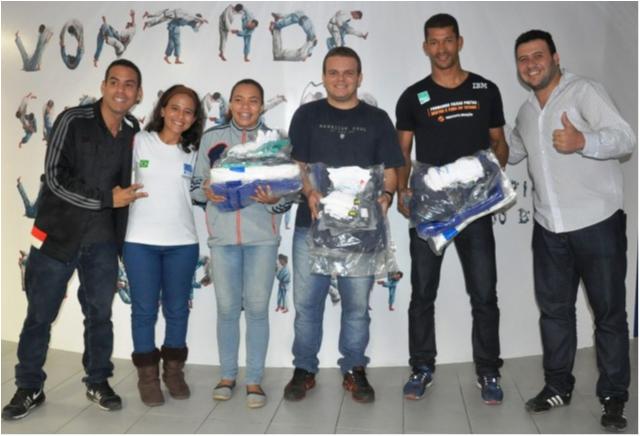 Judocas surdos que vão disputar Mundial de Artes Marciais recebem quimonos durante visita à CBJ