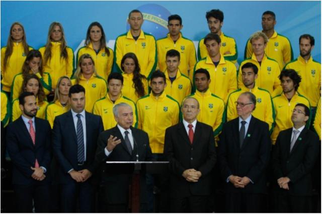 Atletas do Time Brasil, entre eles Sarah Menezes e Alex Pombo, visitam Michel Temer 