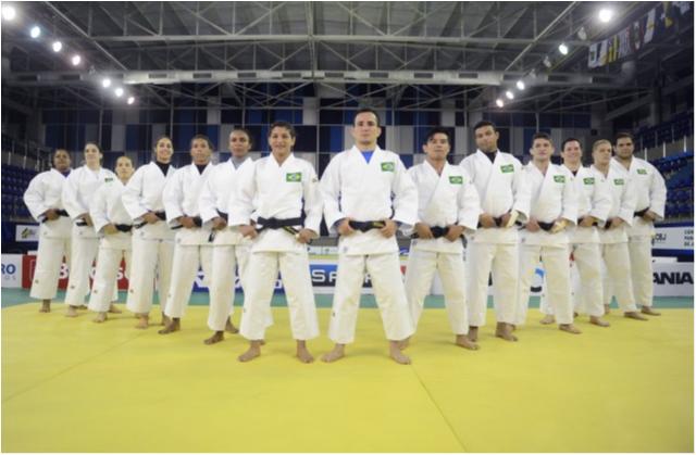 Seleção de judô recebe quimonos olímpicos para os Jogos Rio 2016