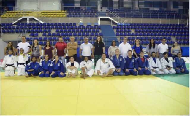 Seleção recebe visitas de familiares durante  treino na Bahia