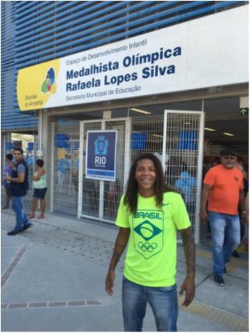 Rafaela Silva inaugura escola pública com seu nome