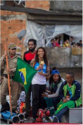 Medalhistas olímpicos recebem homenagens em suas cidades