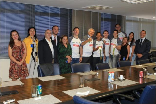 Atletas olímpicos de judô são recebidos por presidente e funcionários da Infraero