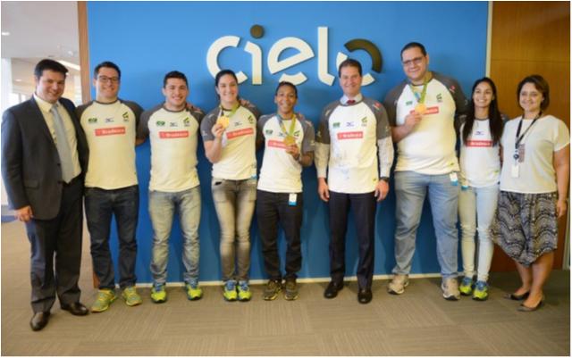 Fundamentais no sucesso na Rio 2016, Cielo, Scania e Mizuno recebem visita de judocas olímpicos
