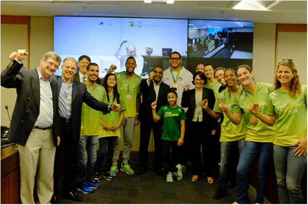 Judocas medalhistas olímpicos visitam diretoria da Petrobras no Rio de Janeiro