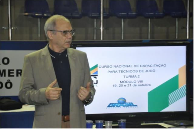 Paulo Wanderley cumprimenta alunos do Curso Nacional para Técnicos e pede transferência de conhecimento