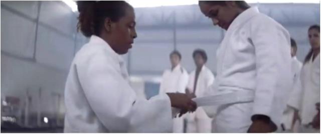 Quimono de Rafaela Silva vira faixas brancas para crianças em campanha publicitária