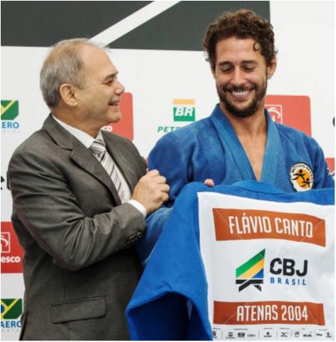 Em parceria com a Federação Cearense, Flávio Canto dá aula de judô para crianças em Fortaleza