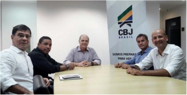 Professores Jucinei Costa e Leonardo Lara visitam sede da CBJ