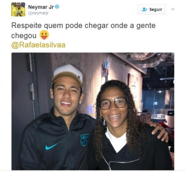 Em treinamento com a seleção em Paris, Rafaela Silva visita Neymar antes de jogo do Barça