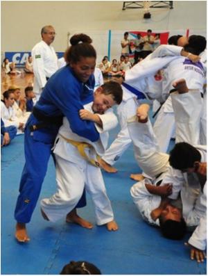 Rafaela ministra clínica de judô para crianças em visita à Campinas e Americana
