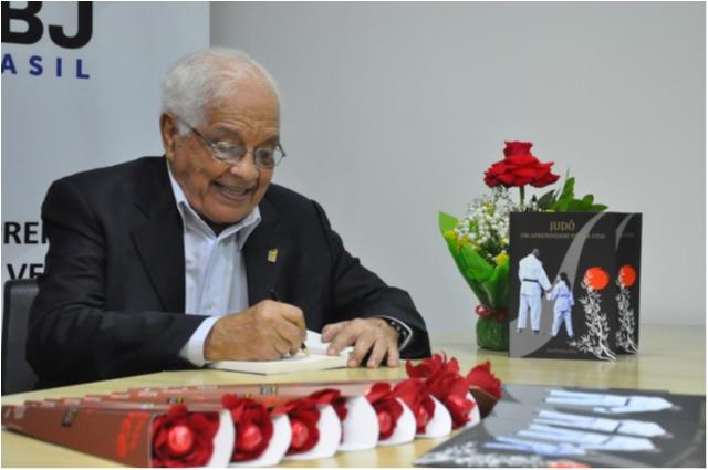 Professor José Pereira lança autobiografia e faz sessão de autógrafos no Rio