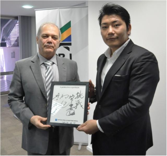 Medalhista olímpico japonês visita sede da CBJ