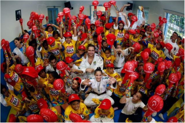 Judocas da seleção brasileira visitam projeto social no Dia Mundial do Esporte